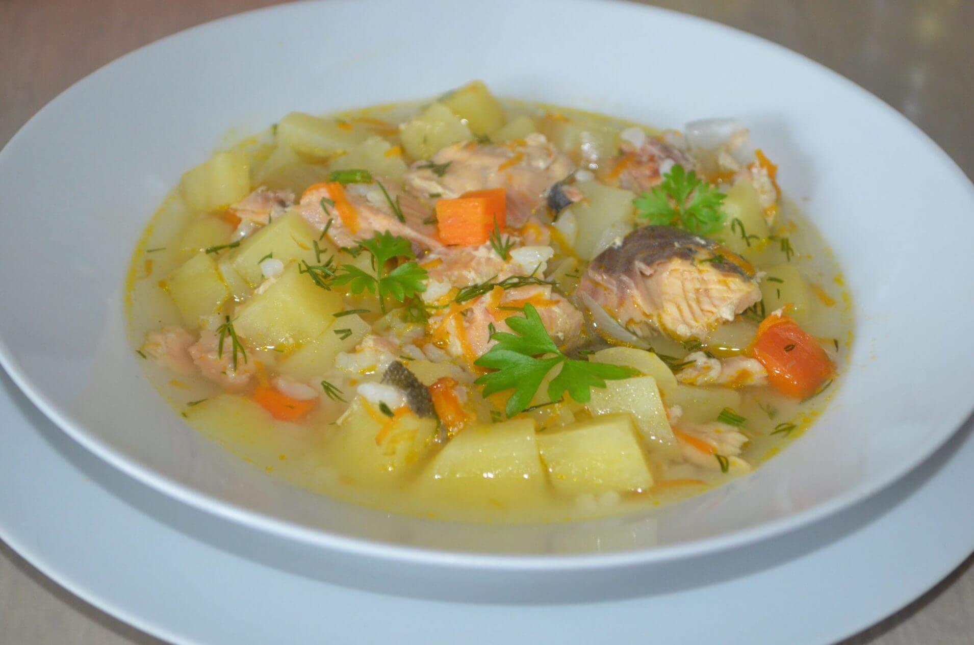 Рыбный суп из горбуши из консервированной и свежей рыбы