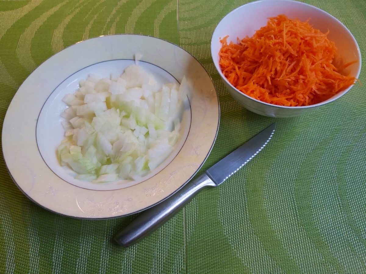 Нарезанный лук и морковь
