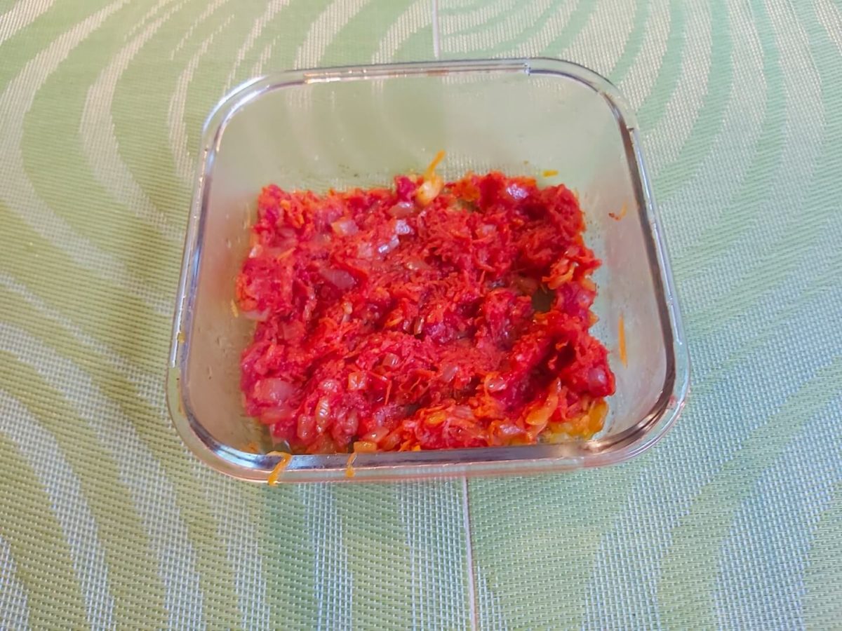 Овощи с томатной пастой в форме для запекания