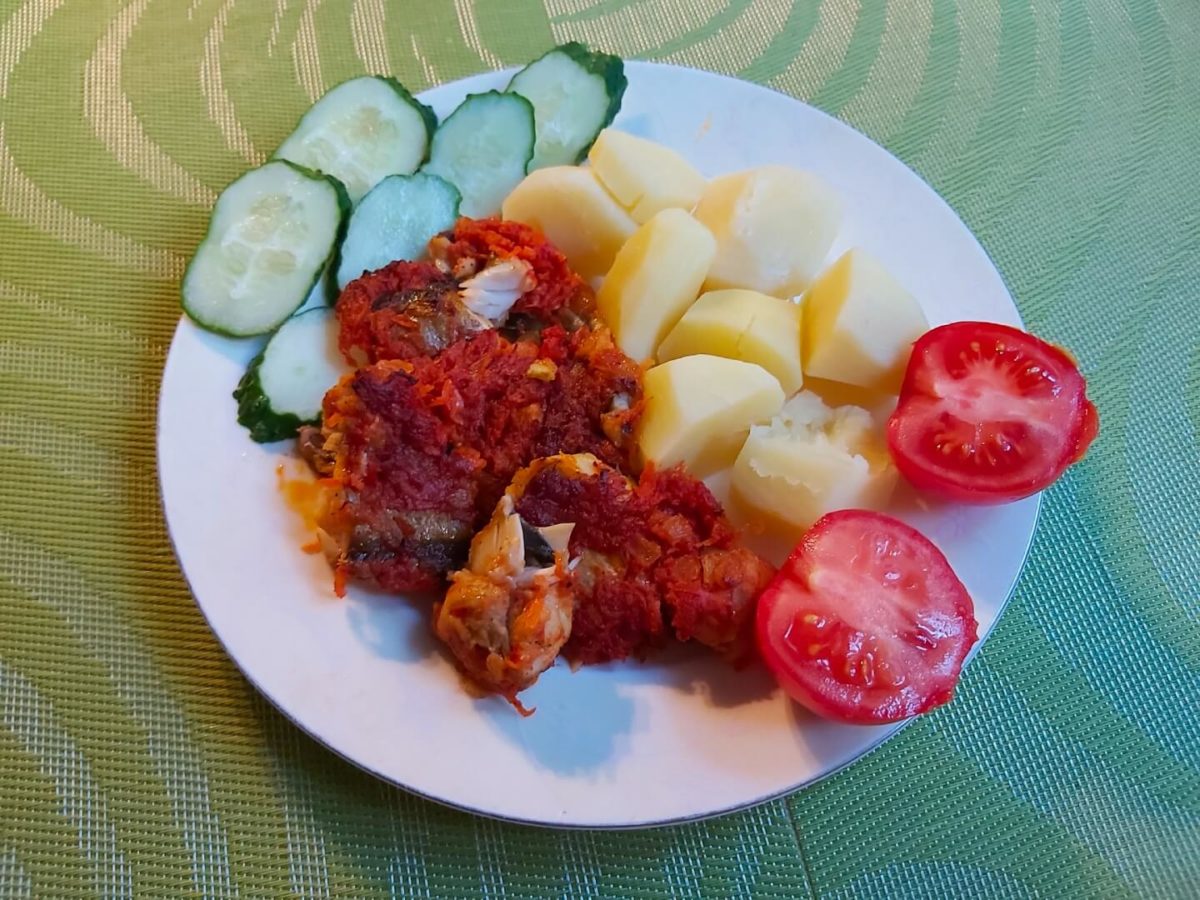 Запеченный минтай с луком, морковью и томатной пастой