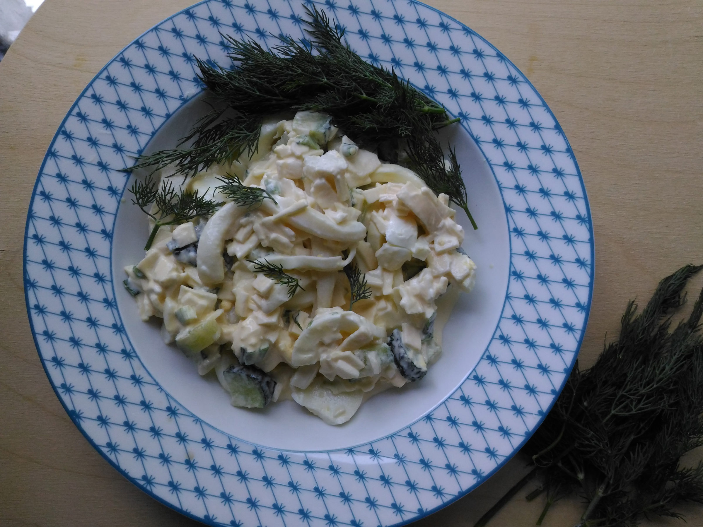 Салат кальмары с сыром и чесноком