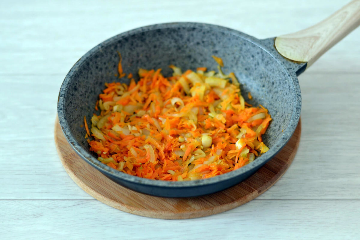 Приготовление лука и моркови на сковороде