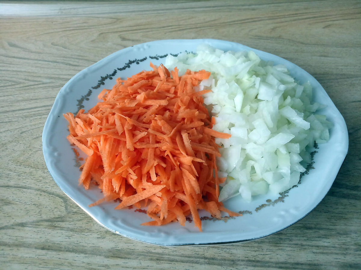 Тертая морковь и кусочки лука