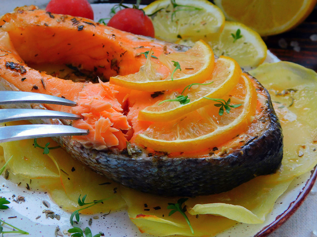 Подача стейка из лосося с лимоном