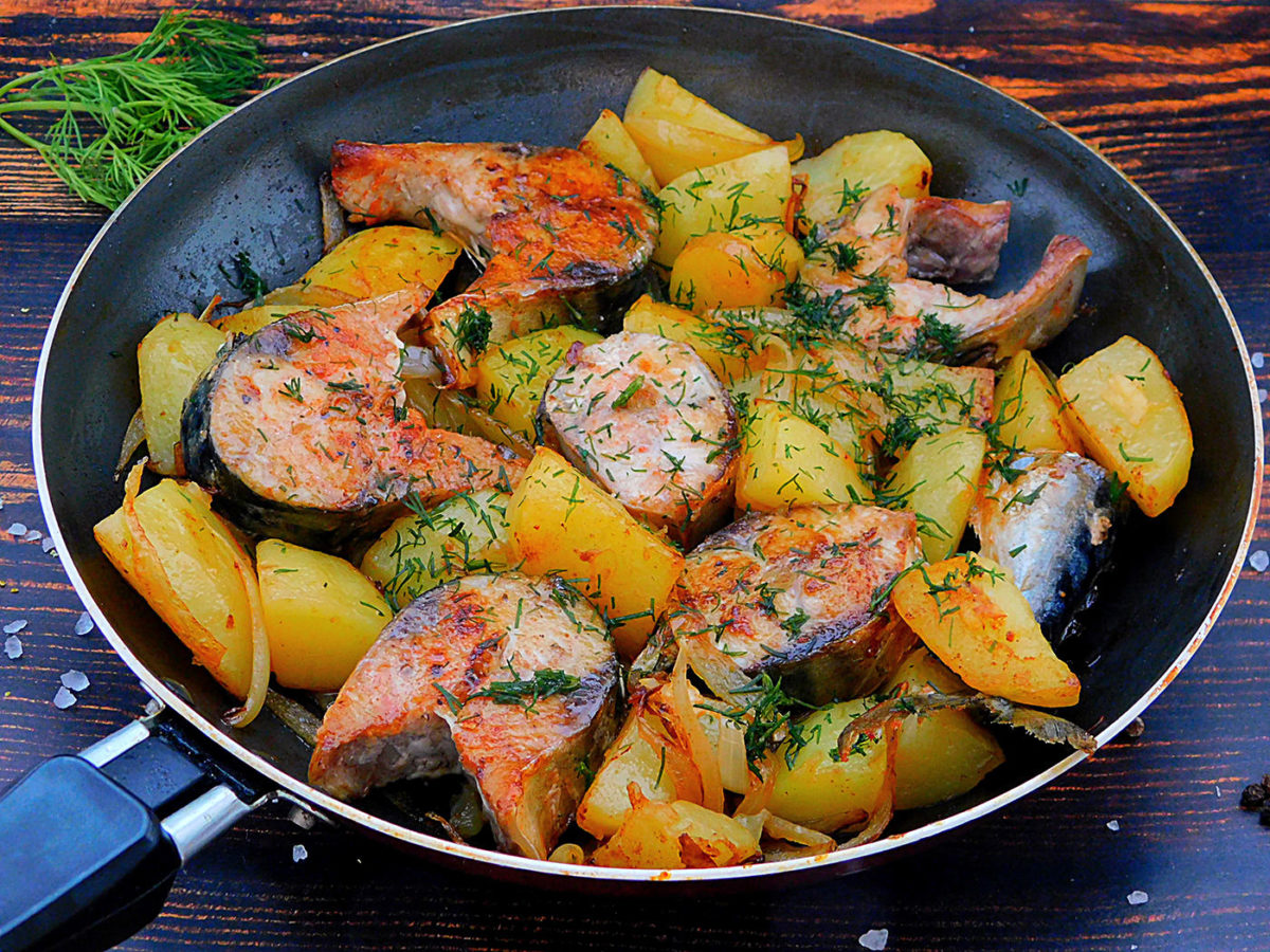 Рыба с картошкой на сковороде
