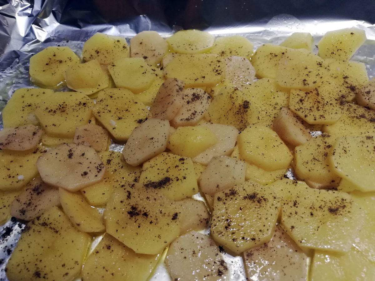 Картофель с солью и перцем