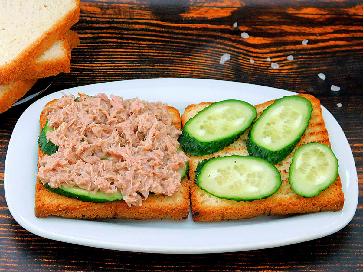 Сборка сэндвича: огурец и тунец